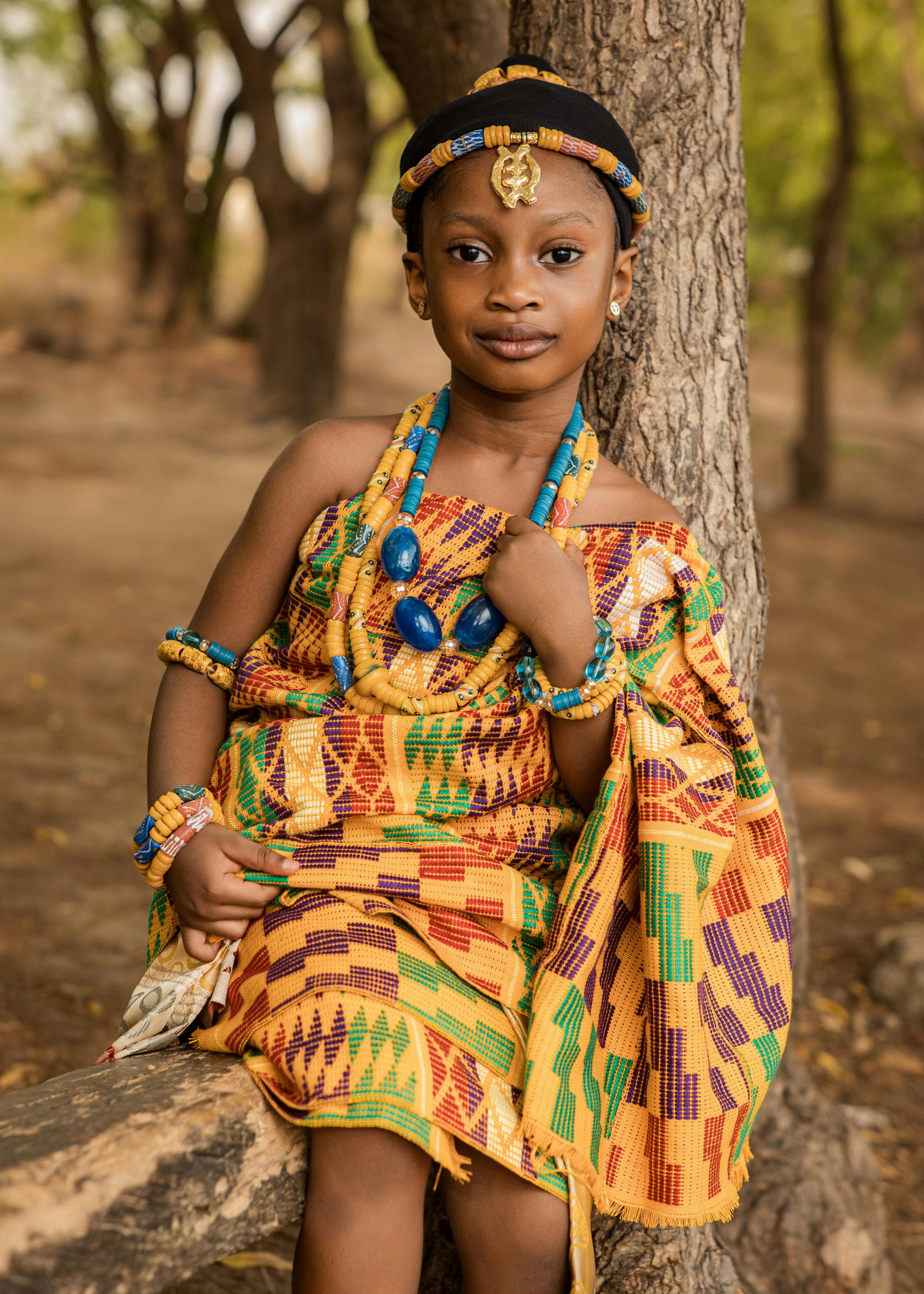 Enseignante aidant un enfant